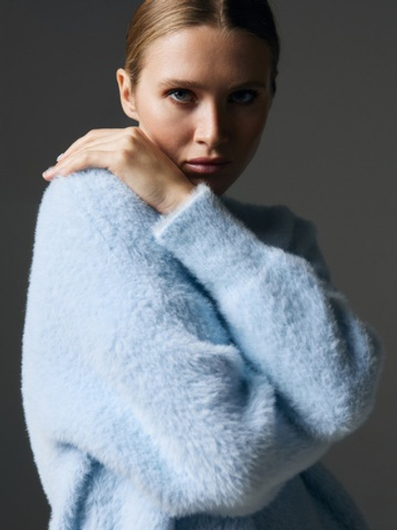 Джемпер пушистый, цвет небесно-голубой