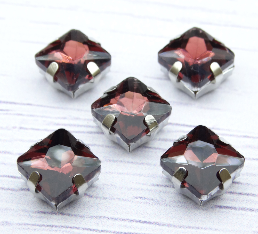 КЦ026НН8 Хрустальные стразы квадратной формы в цапах, цвет: бургунди, размер: 8 мм, 7 шт/упак.