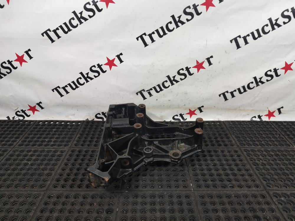 Кронштейн буксировочный правый