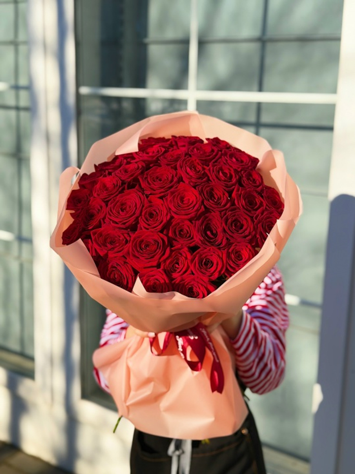 Букет из 39 роз Red Naomi 60 см в оформлении