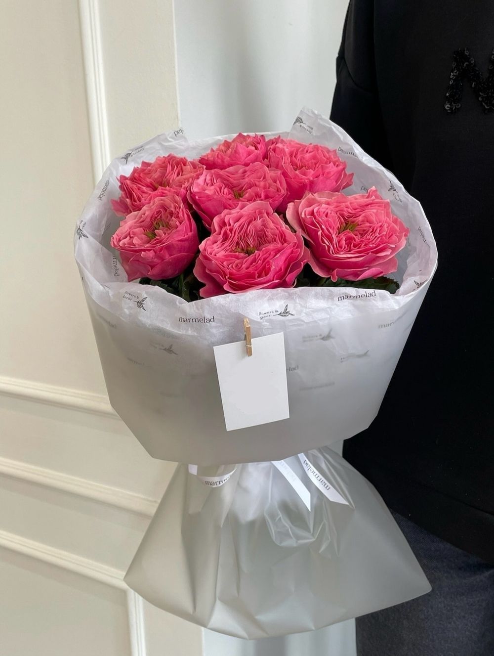 Авторский букет моно из розы яркого оттенка