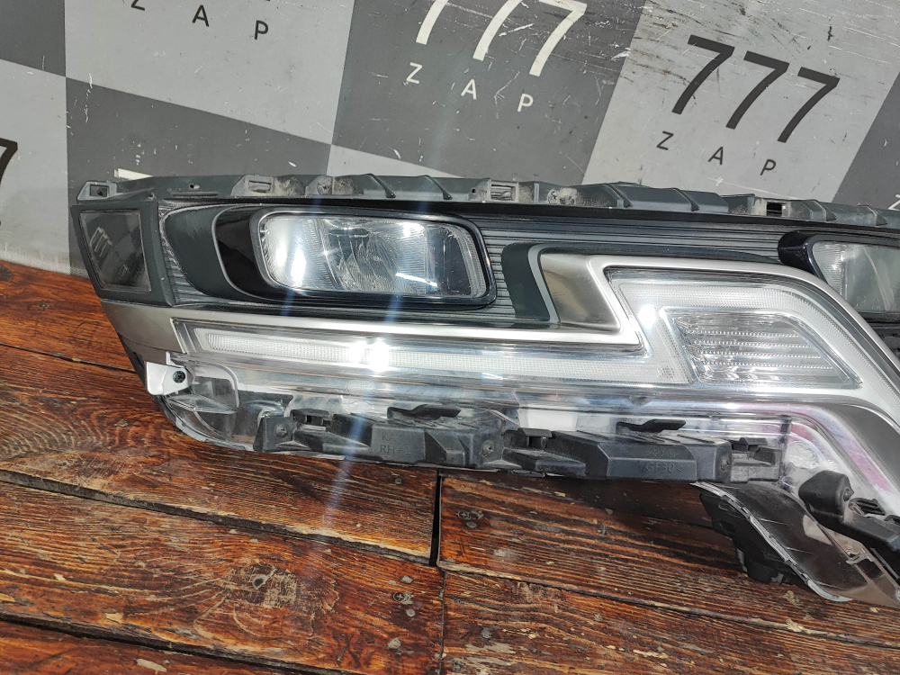 Фара правая LED Kia Carnival 4 (KA4) 20-нв Б/У Оригинал 92102R0000