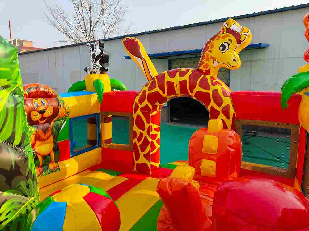 Коммерческий надувной батут "Сафари-экскурсия", с горкой 5*4*2,8 м