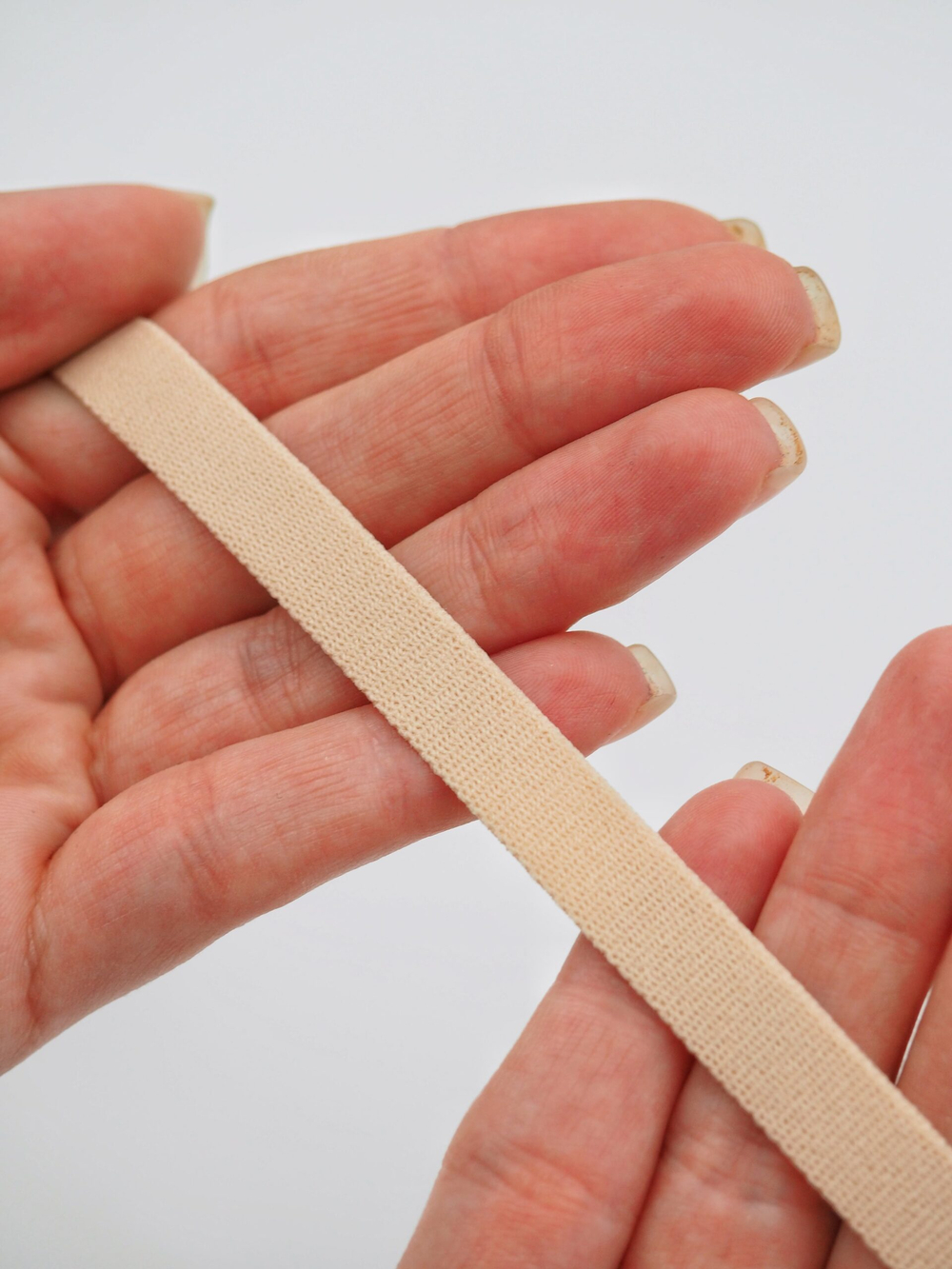 Резинка бретелечная бежевая глянцевая ширина 10 мм Lauma (Латвия)