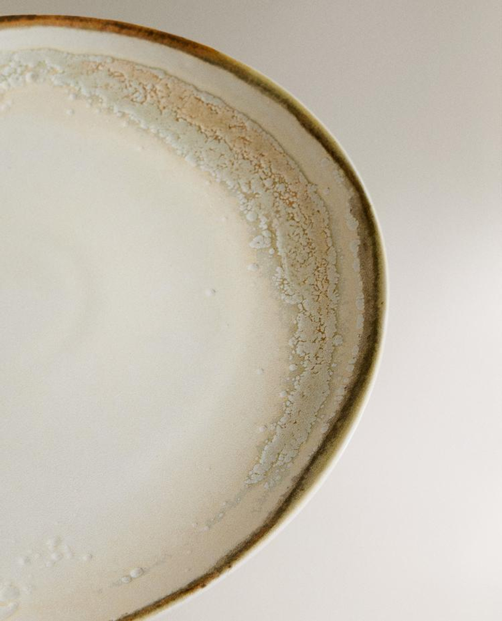 ZARA HOME КРУГЛОЕ БЛЮДО ИЗ КЕРАМИКИ, ЭКРЮ