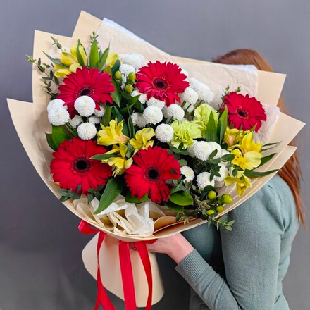 Авторский букет с красными герберами