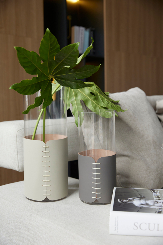 Ваза в кожаном чехле Concord 15 х 40 Айвори