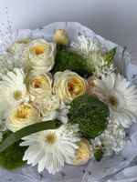 Букет из гортензии, гербер, кустовых пионовидных роз, паникума и диантусов