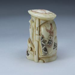 Нэцкэ Дзюродзин в круглой шапке с мешком и посохом