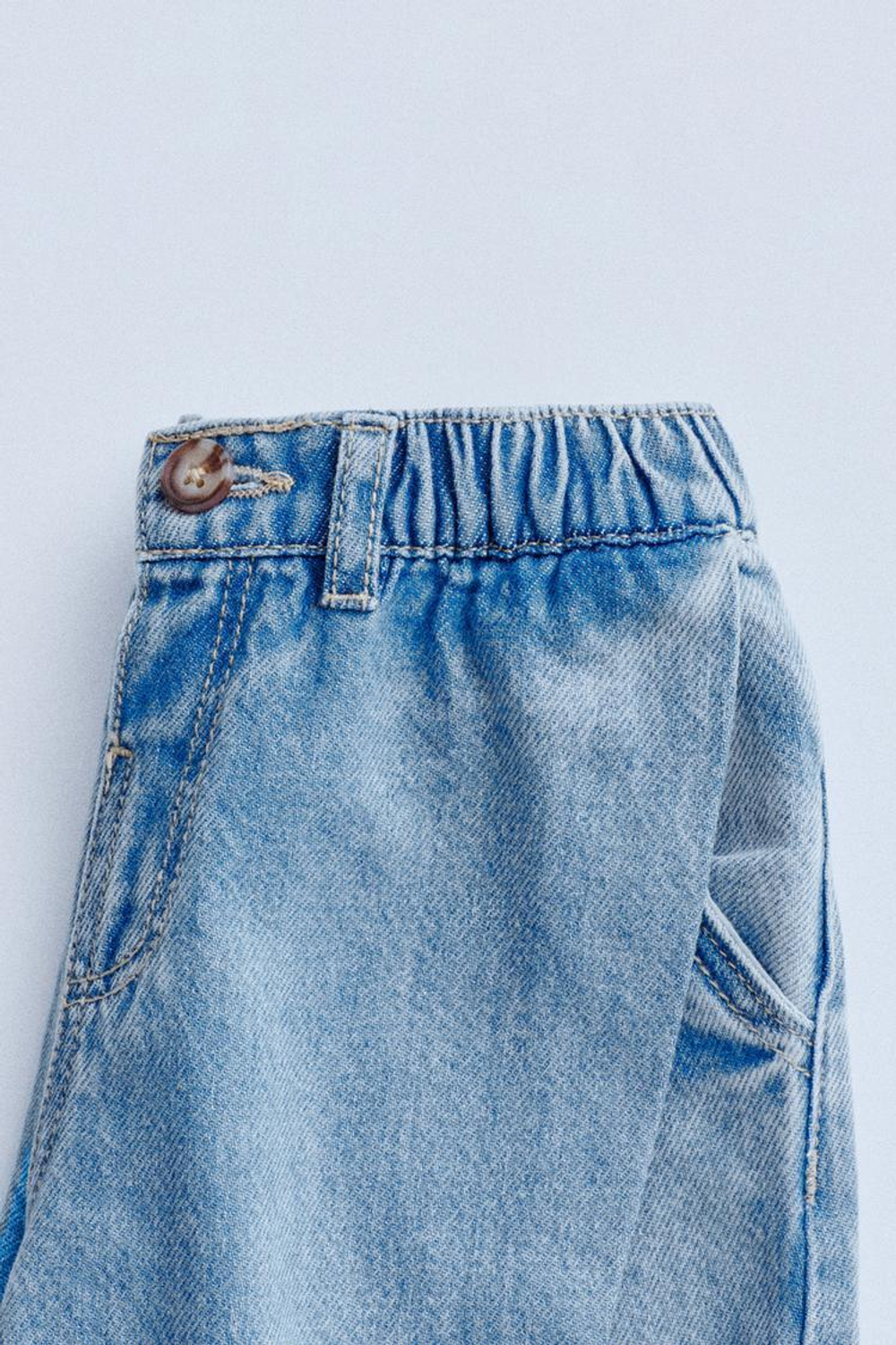 ZARA TIMELESZ - ДЖИНСЫ СВОБОДНОГО КРОЯ С ЗАЩИПАМИ, СВЕТЛЫЙ ИНДИГО