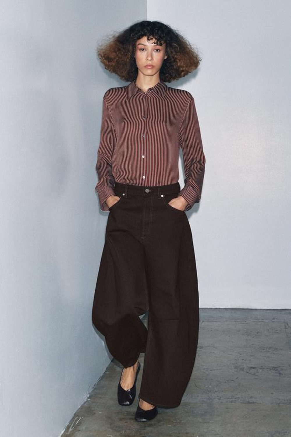 ZARA ДЖИНСЫ BALLOON СО СРЕДНЕЙ ПОСАДКОЙ — ZW COLLECTION, КОРИЧНЕВЫЙ