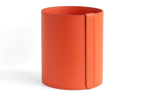 Оранжевая кожаная корзина для бумаг