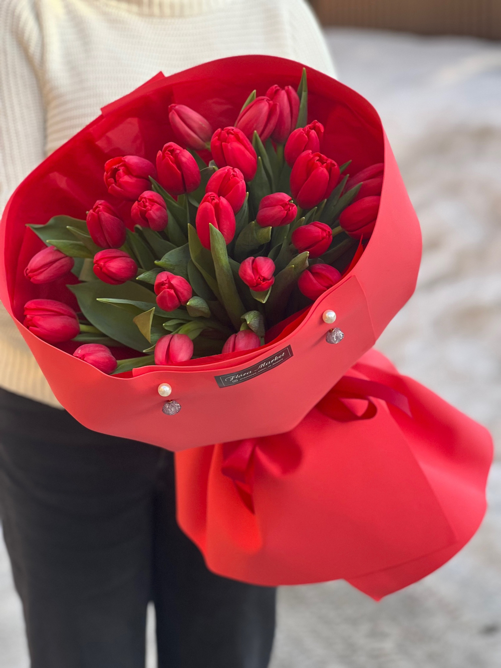 Красные тюльпаны в авторском оформлении от Флора Маркет