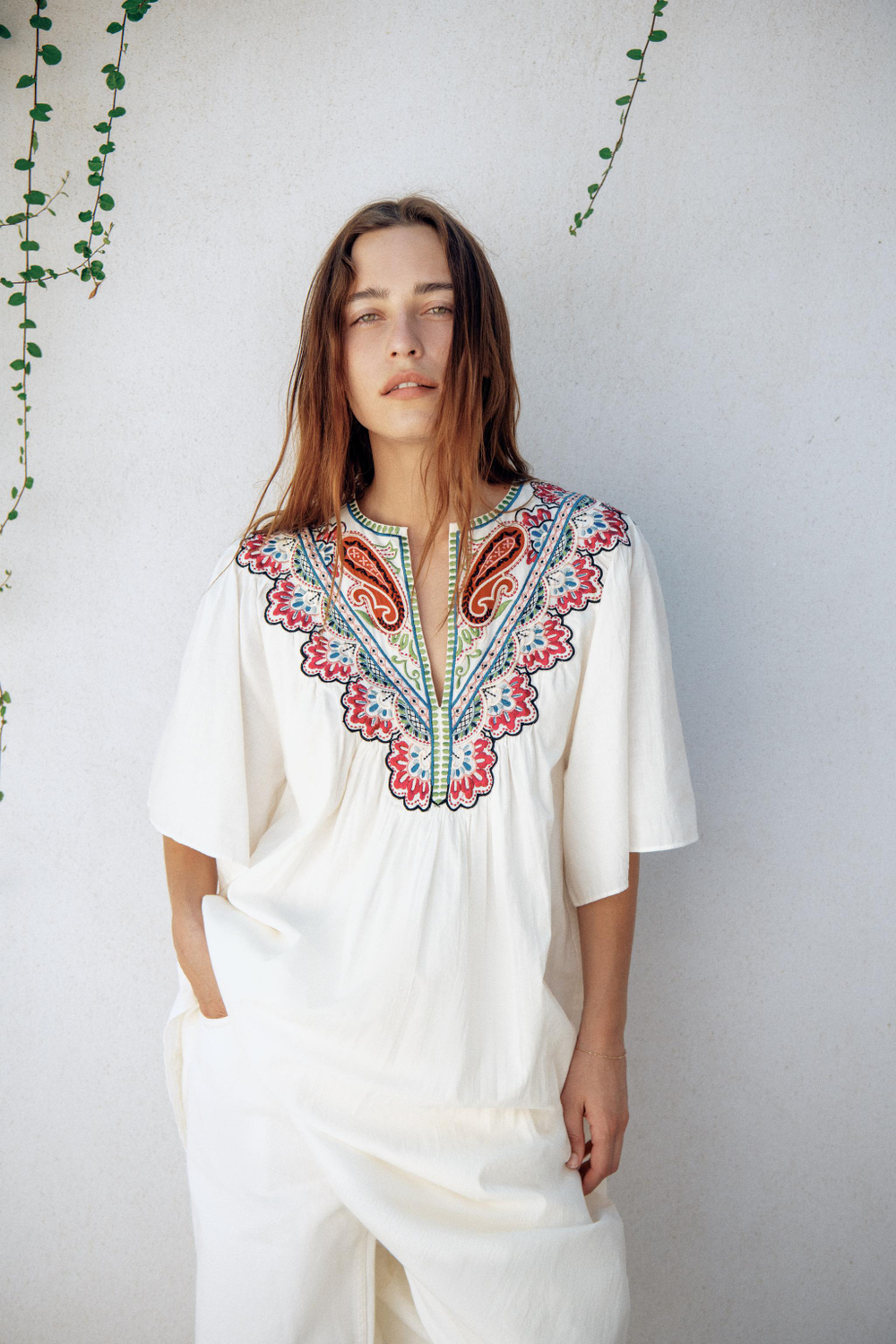 ZARA ПЛАТЬЕ МИДИ С ВЫШИВКОЙ — ZW COLLECTION, ЖЕЛТОВАТО-БЕЛЫЙ