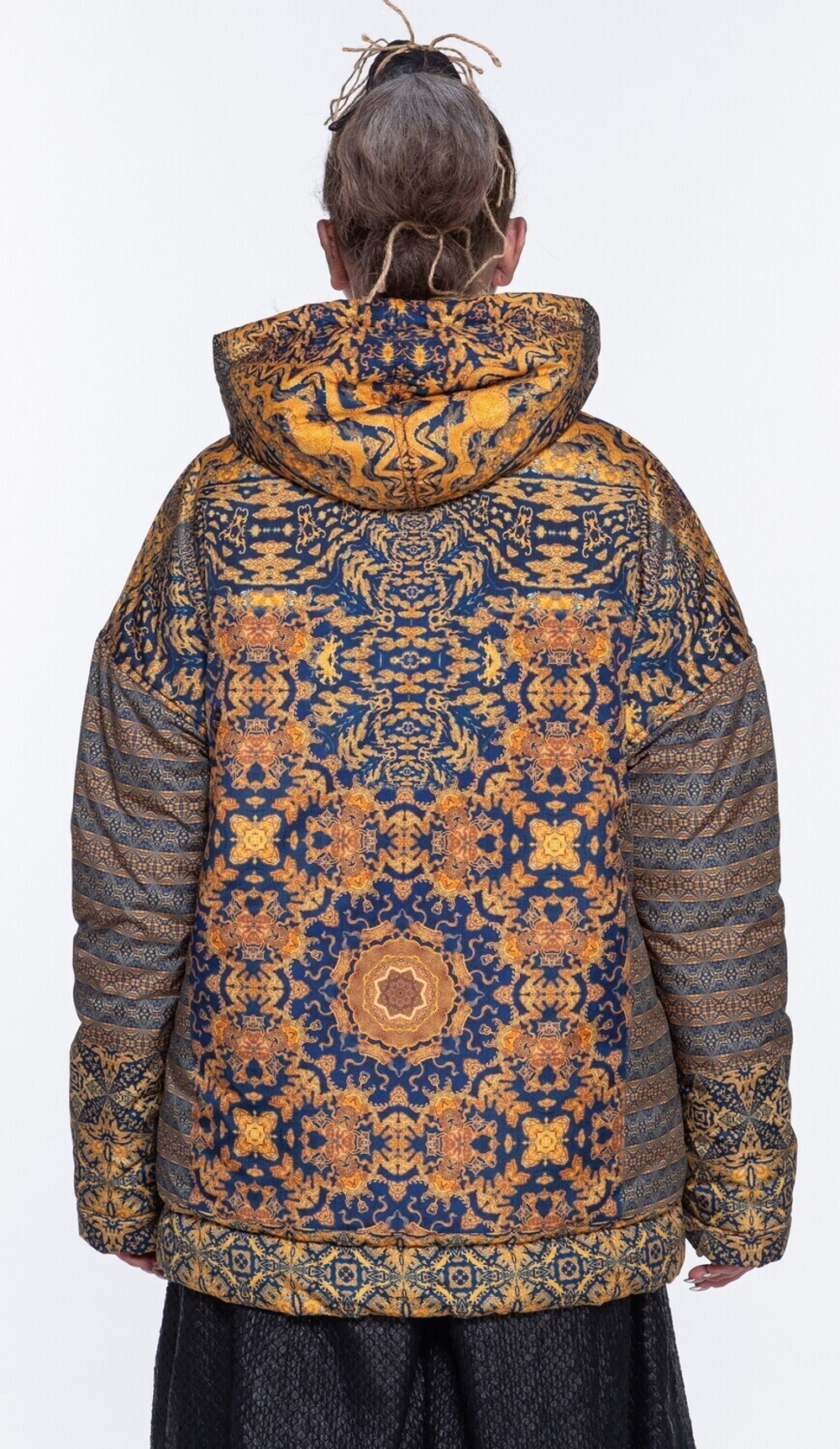 Двусторонняя куртка «Легенда», по мотивам фрагмента мозаики "Пеликан" в Ахенском соборе и рисунков китайского дракона.