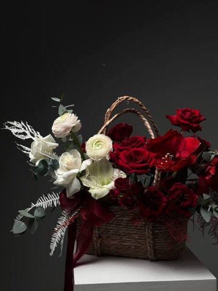 Плетенная корзинка "Инь и Янь" с белыми и красными розами