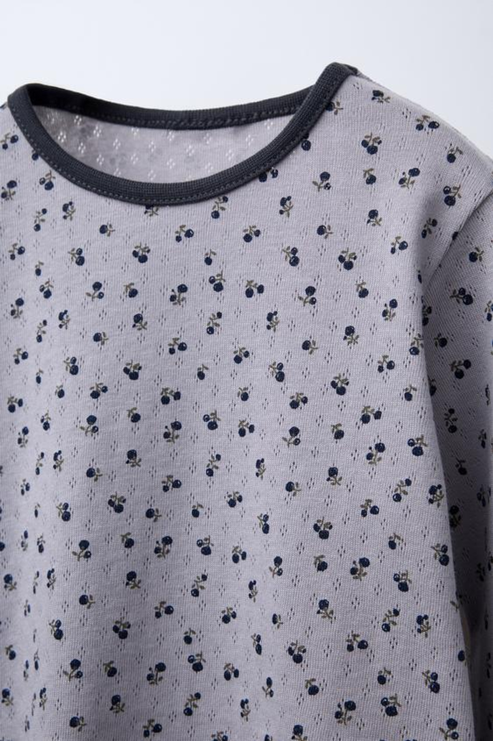 ZARA ФУТБОЛКА С ПЕРФОРАЦИЕЙ И ЦВЕТОЧНЫМ ПРИНТОМ, СЕРО-СИНИЙ