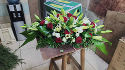 Ритуальная композиция из живых цветов на могилу/гроб ФЖ №2