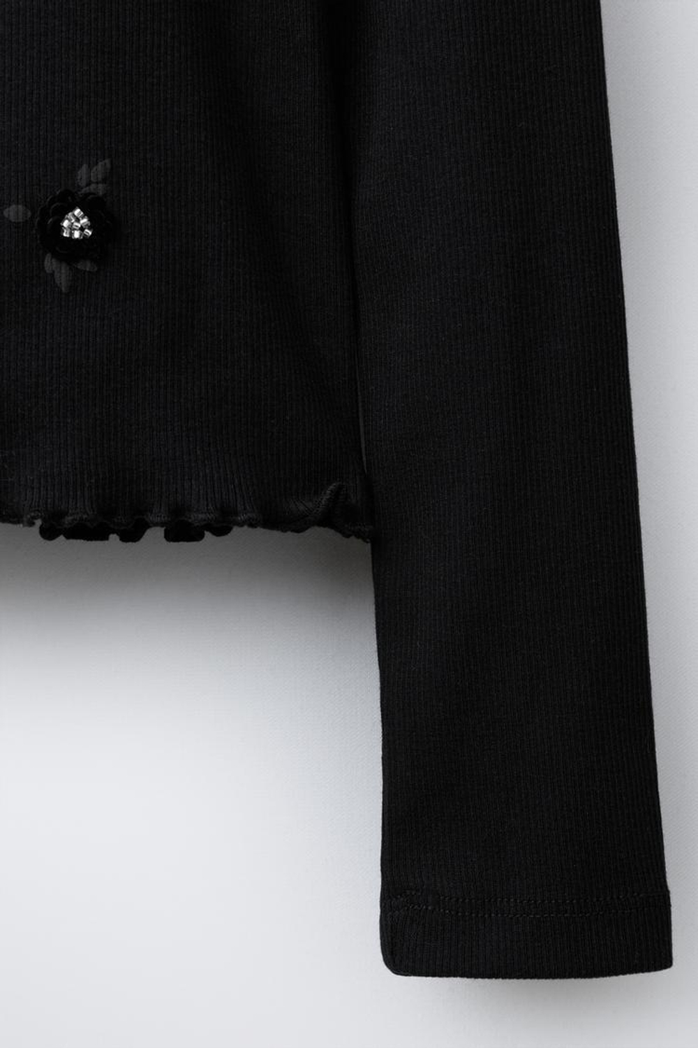 ZARA ФУТБОЛКА С ЦВЕТОЧНОЙ АППЛИКАЦИЕЙ, ЧЕРНЫЙ