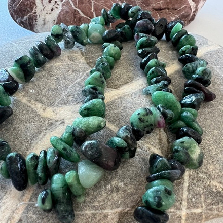 Рубины в Цоизите. Камни для изделий на заказ. Цена зависит от вида заказанного изделия