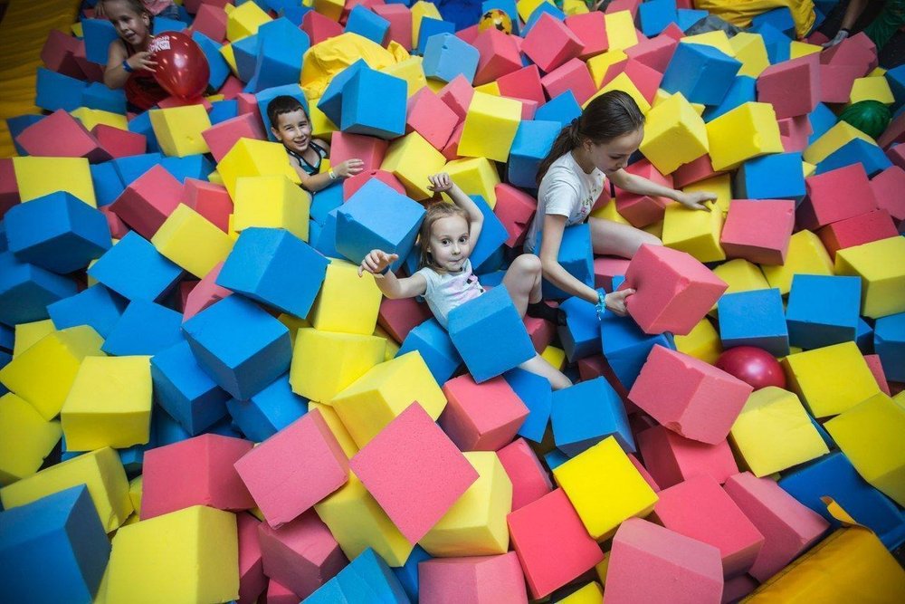 Поролоновые цветные кубики для батутной ямы