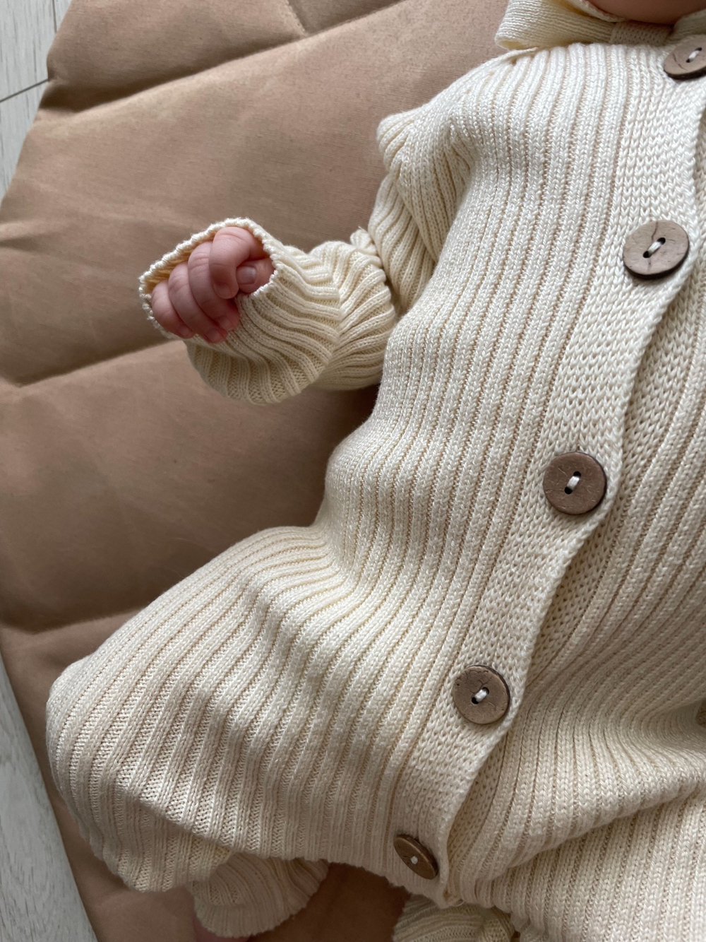 Вязаный комплект Комбинезон и чепчик, Молочный