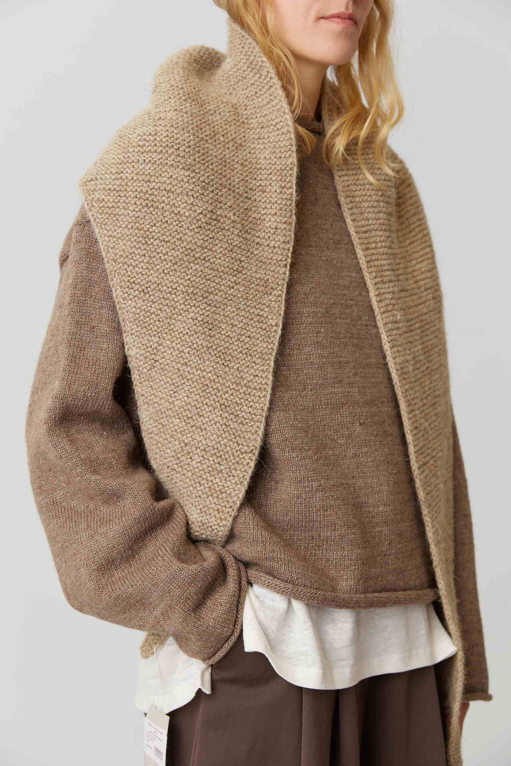 Шарф-косынка из бежевой шерсти