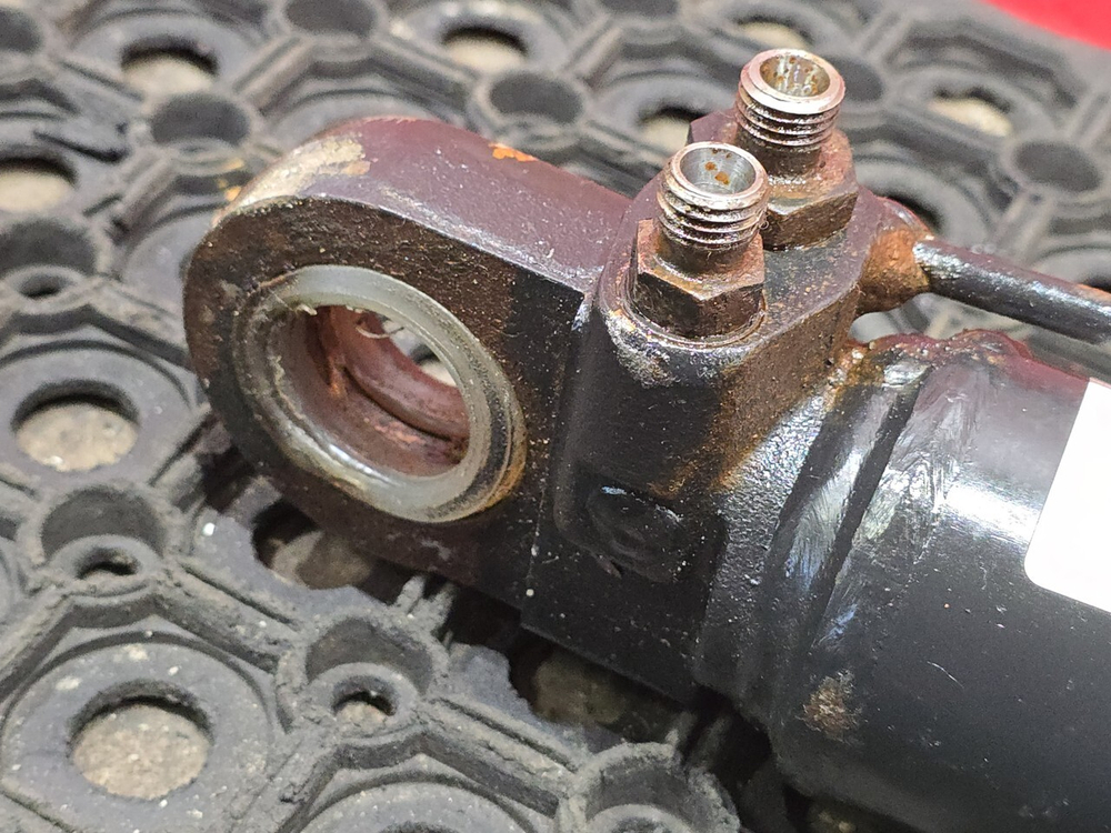 Цилиндр подъема кабины 2023г