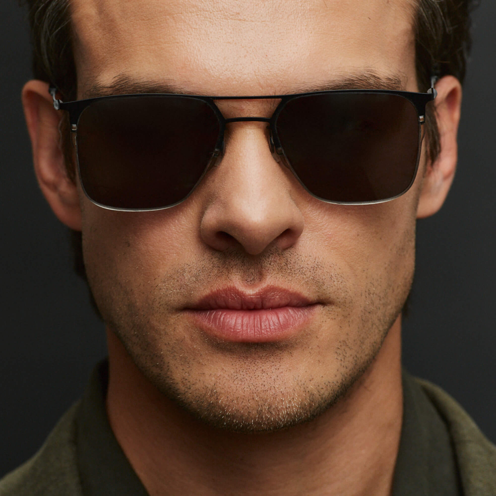 Черные солнцезащитные очки из титана с серыми линзами. Модель 12