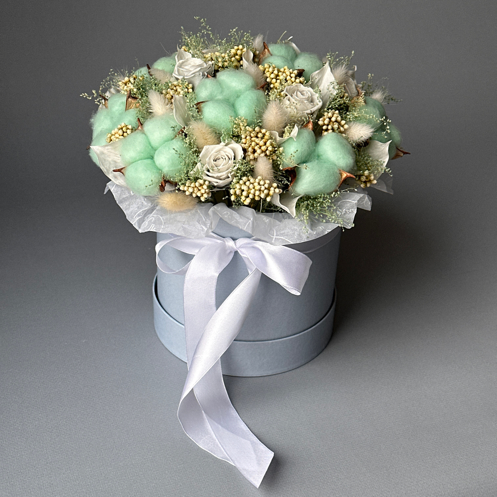 «Тиффани» - композиция из стабилизированных цветов и сухоцветов