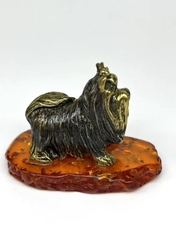 Бронзовая статуэтка на янтаре