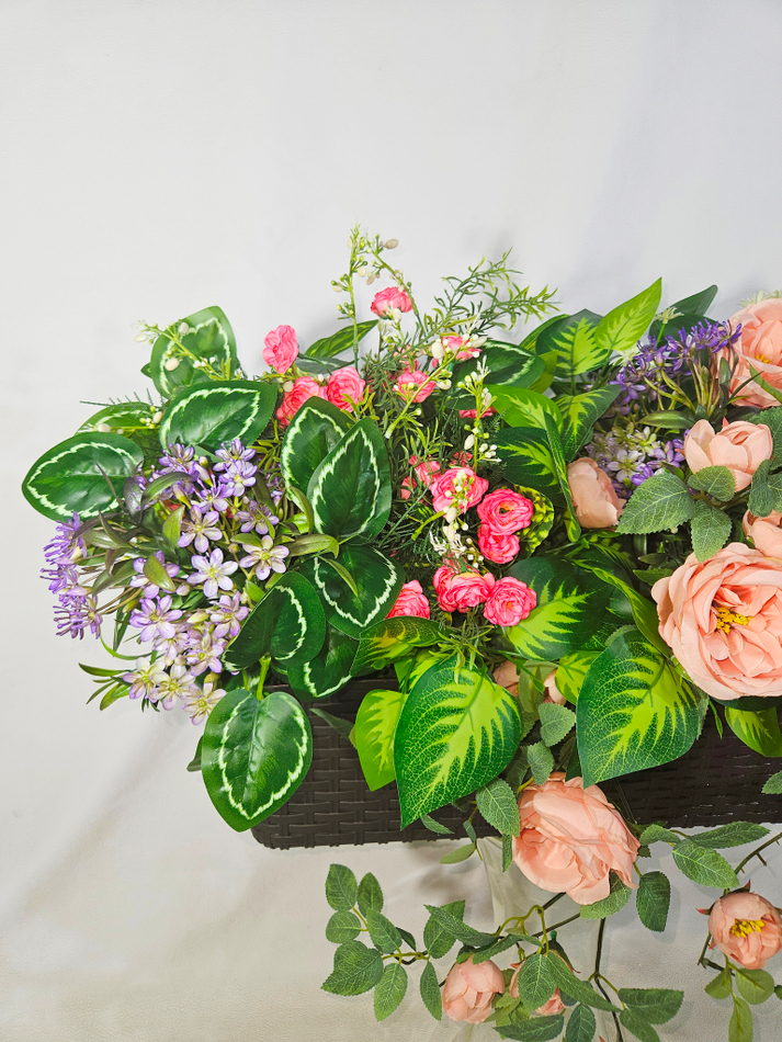 Розы персиковые с зеленью в кашпо ротанг