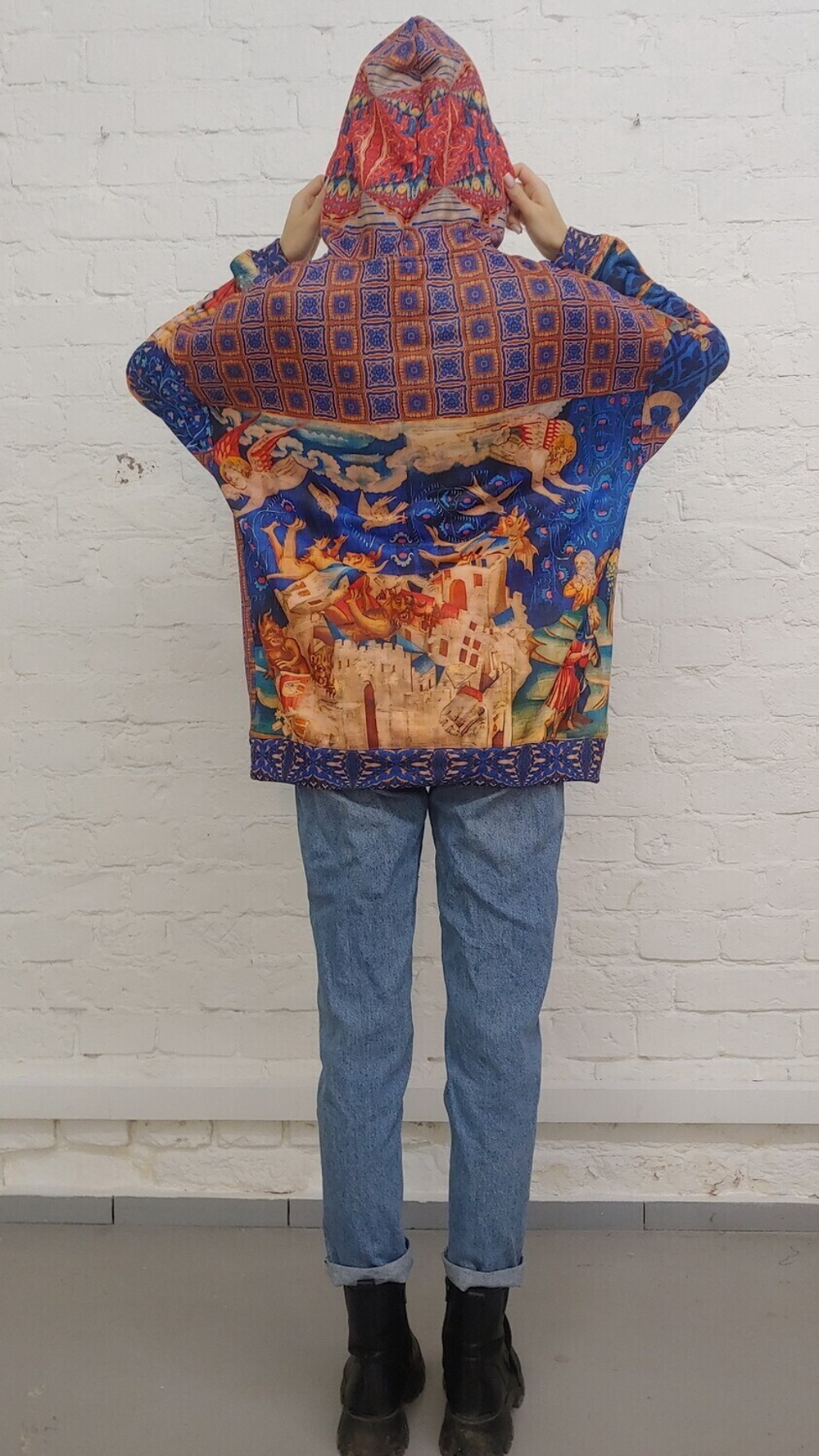 Худи "Добро побеждает", по мотивам фрагментов шпалер 14 века, входящих в серию «Анжерский апокалипсис», представляющих сцены Откровения Иоанна Богослова