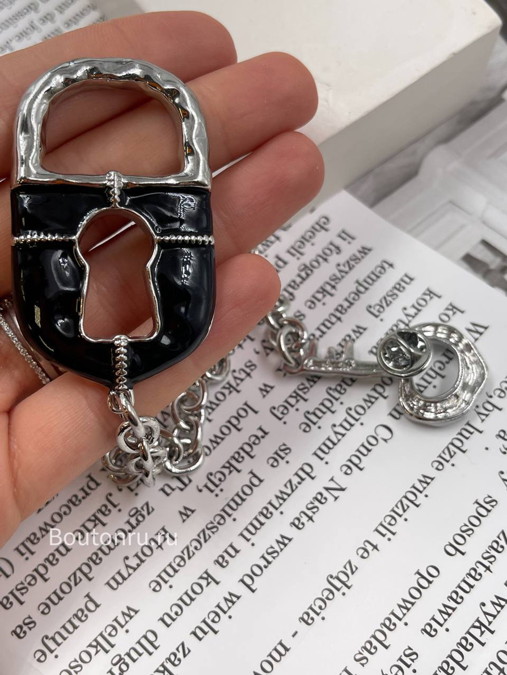 Брошь двойная Скиап. серебристая с черной эмалью "Замок и ключ"