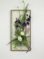 Искусственные цветы в багетной раме для декора