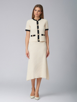 Костюм вязанный белый, юбка трапеция с синим кантом