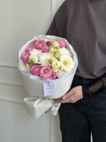 Букет из кустовой пионовидной розы, хризантемы и герберы и маттиолы