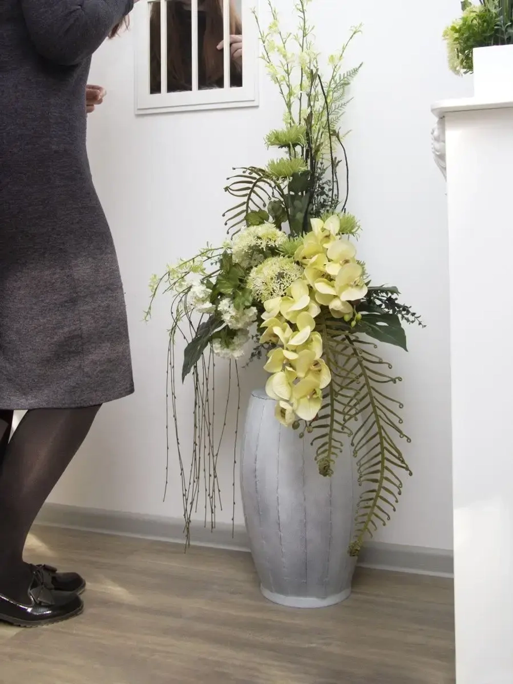 Композиция в напольной вазе "Орхидея"