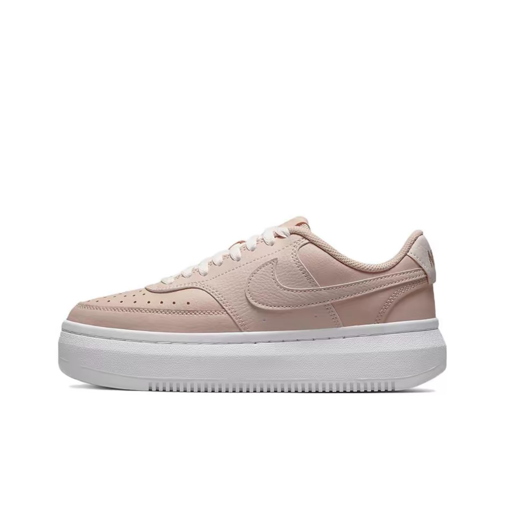 alt="Nike Court Vision Alta Pink Oxford DM0113-600 женские кроссовки на платформе нежно-розового цвета вид сбоку на белом фоне"