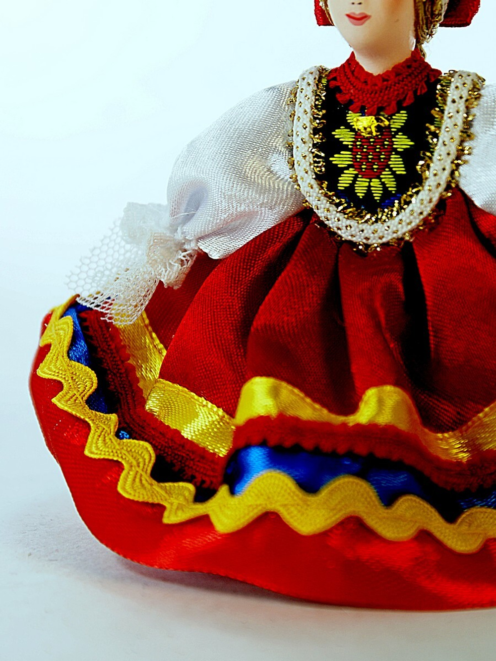 Кукла-подвеска в русском костюме Плясунья