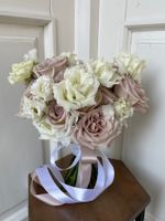 Свадебный букет из одноголовых роз, лизиантуса и латируса