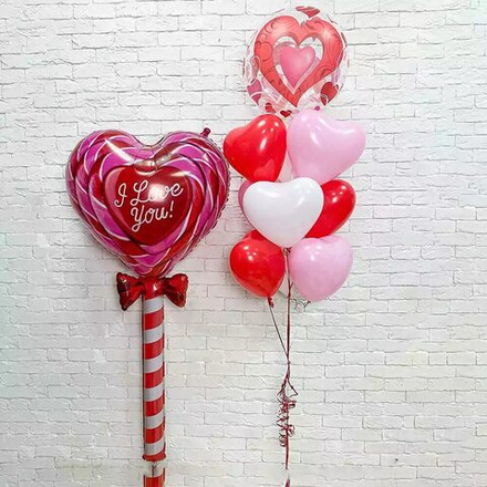 Композиция из воздушных шаров с красным леденцом