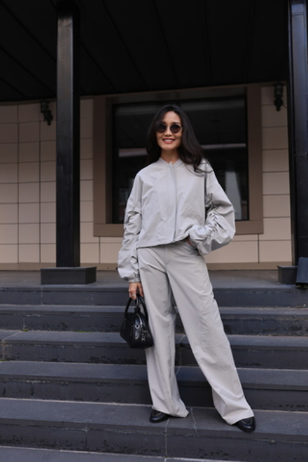 костюм: бомбер с кулиской на рукавах и карго брюки