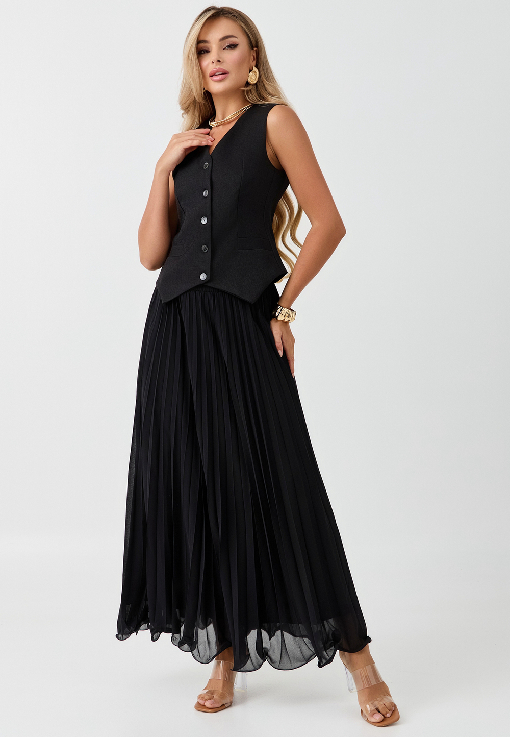 Жилетка с чёрными пуговицами