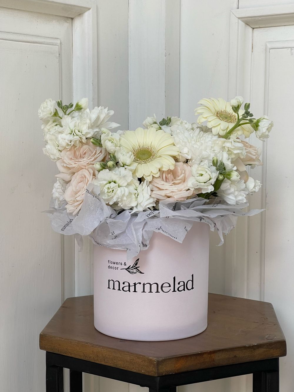 Цветочная композиция в бело-кремовой гамме