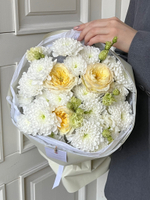 Букет из хризантемы, кустовой пионовидной розы и лизиантуса