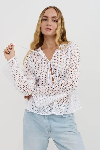 Блуза из шитья на завязках с баской белого цвета