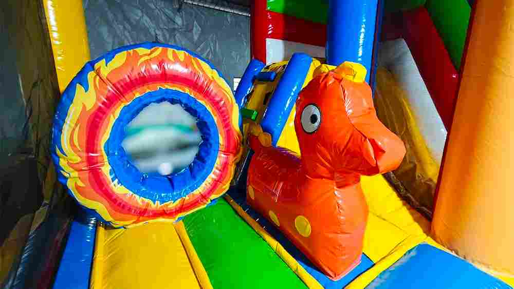 Коммерческий надувной батут «Поход в цирк» с горкой, 4*3,5*2,6 м.