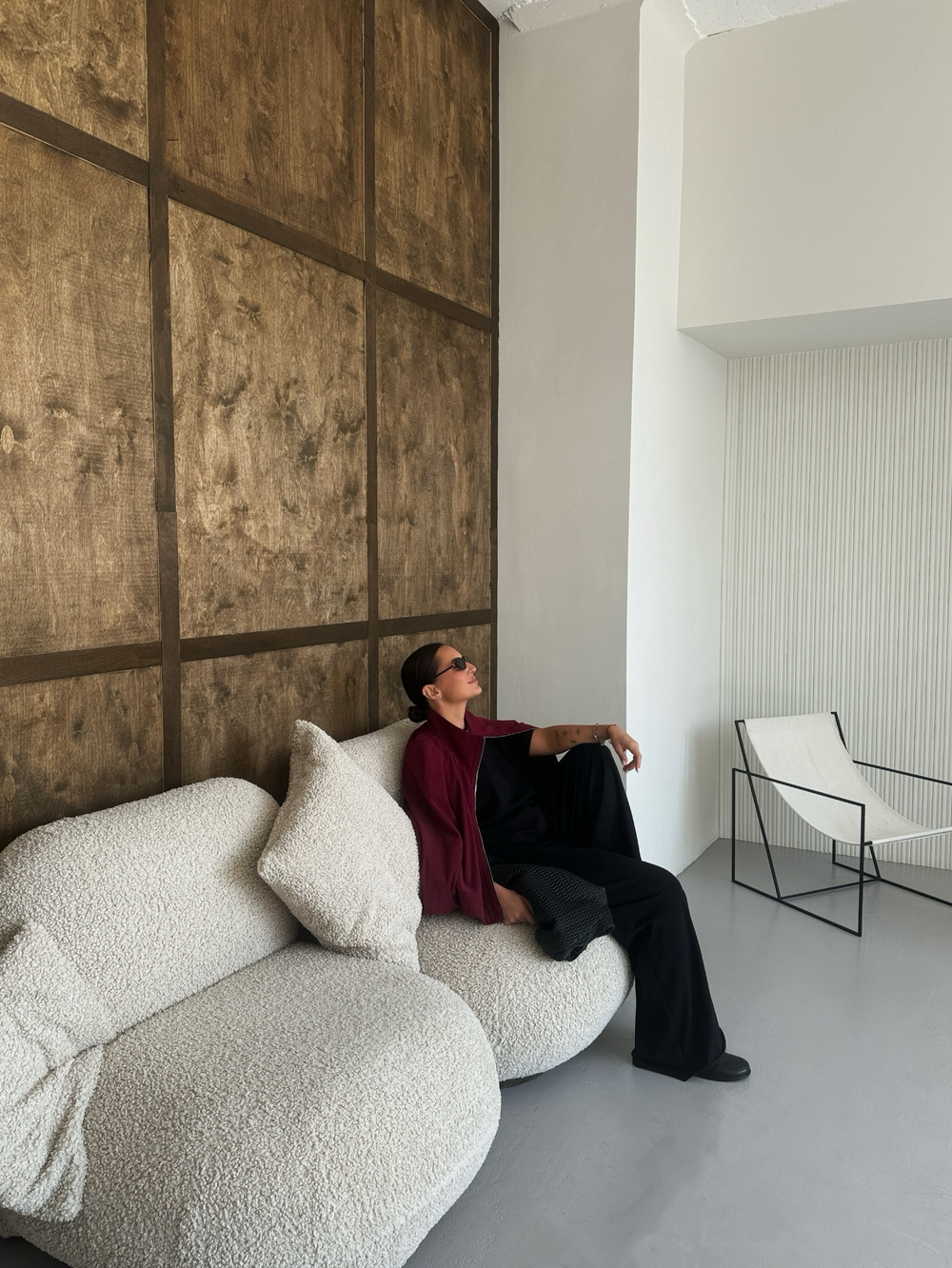 Костюм с лонгсливом с разрезами черный