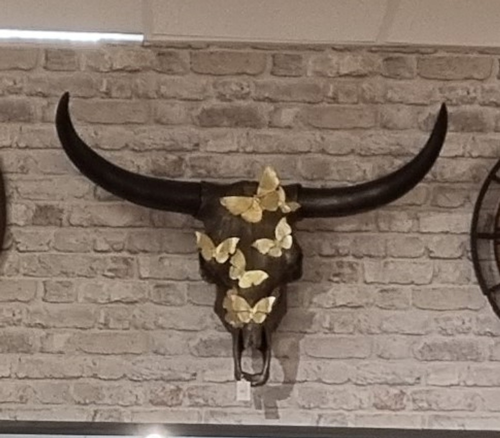 Настенный декор череп буйвола с бабочками 88см h68cm полистоун/металл